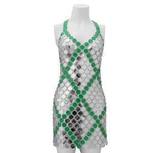 Vestito a catena con paillettes argento e verdi con motivo geometrico su manichino