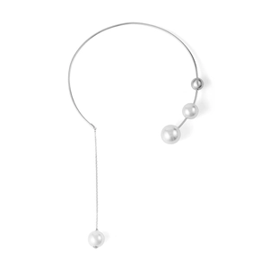 Detail van de minimalistische zilveren halsring met drie parels en een lange parelketting