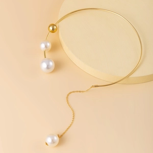 Detail van minimalistische gouden choker met parels en een lange druppelketting