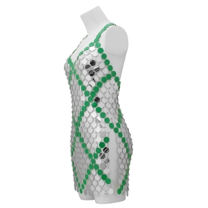Vestito da festa in paillettes argento e verde su manichino, vista laterale