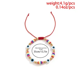 Détail du bracelet tissé rouge ajustable avec perles d'argile colorées et mauvais œil