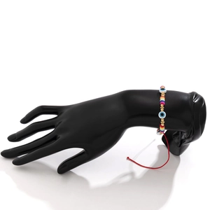 Détail du bracelet de perles Evil Eye coloré sur présentoir avec cordon rouge ajustable