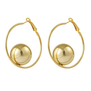 Minimalistische geometrische gouden oorringen met gepolijste bollen op wit decor