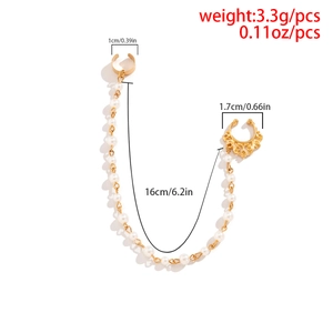 Detailansicht der Nasen-Ohr-Kette mit Perlen und Gold-Finish, Gesamtlänge 16 cm