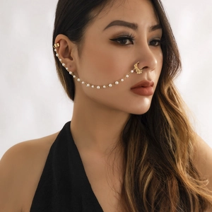 Detail der goldenen Nasenring-Ohrclip-Kette mit Perlen an einem weiblichen Model
