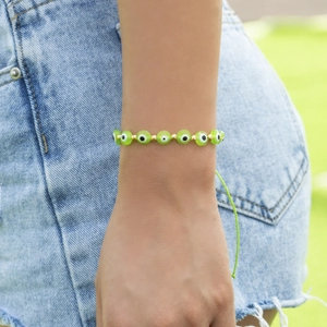 Détail du bracelet en perles œil grec vert avec cordon ajustable porté au poignet
