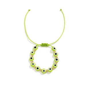 Détail du bracelet ajustable à perles mauvais œil vertes et accents dorés