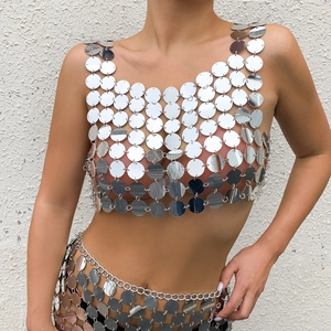 Ensemble de chaîne de corps à paillettes argentées avec crop top et mini-jupe chic