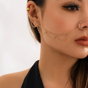 Goldene Nasenring-Ohrklemmen-Kette mit Perlenfransen an einem weiblichen Model