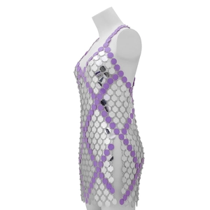 Dettaglio mini abito a catena con paillettes argento e viola e spacco laterale