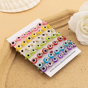 Détail de bracelets Evil Eye en perles colorées sur carte dans un plateau décoré