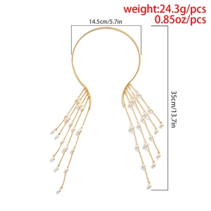 Detailweergave van gouden choker met parelkwastjes en maatspecificaties in cm