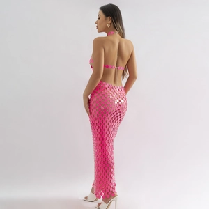 Detail van roze pailletten halter bikini top en bijpassende aansluitende lange rok
