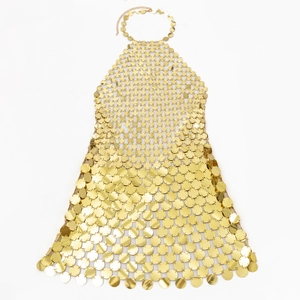 Dettaglio dell'abito body chain con paillettes dorate e dischi piatti in metallo