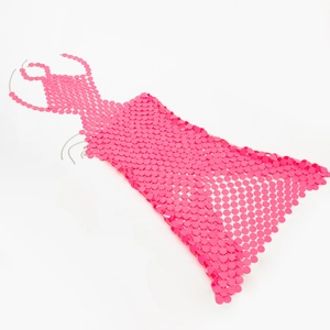 Detail van fuchsia metalen lovertjes en de kettingschakelstructuur van de body chain jurk
