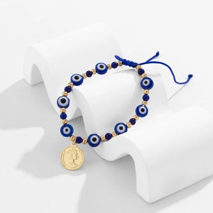 Détail du bracelet bohème œil protecteur avec breloque pièce d'or et cordon bleu