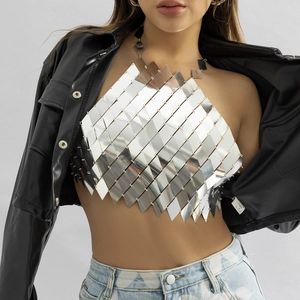 Haut licou en cotte de mailles à paillettes argentées avec veste noire et jean bleu