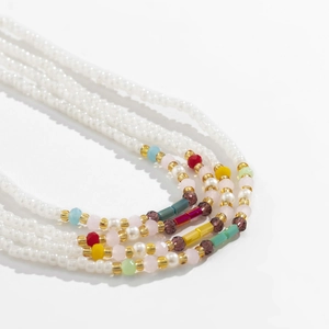 Detail der böhmischen Taillenkette mit bunten Perlen und Perlenimitationen