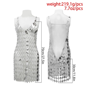 Détails de robe à paillettes argentées avec mesures de poids et longueur style discothèque