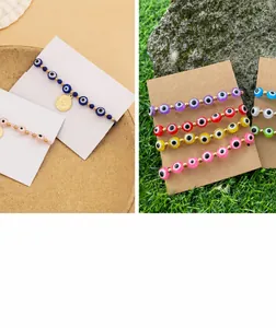 Détail macro de bracelets Evil Eye en perles colorées avec breloques de style bohème
