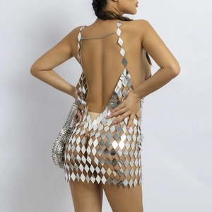 Robe chaîne de corps sexy à paillettes argentées avec design évidé géométrique