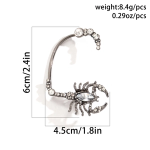 Λεπτομέρεια από γοτθικό ear cuff σκορπιός με στρας και ακριβείς διαστάσεις