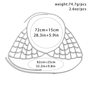 Détail de la chaîne de corps argentée avec strass scintillants et fermoir mousqueton
