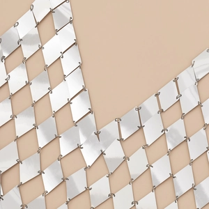 Détail de la chaîne de corps en paillettes argentées avec plaques en métal losanges