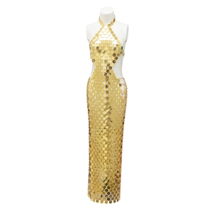Chique halterloze body chain jurk met gouden pailletten en metalen schijfversieringen