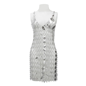Robe chaîne de corps sexy à paillettes argentées avec un design en maille métallique
