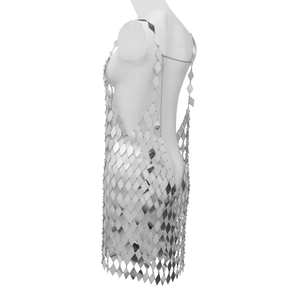 Détail de la chaîne de corps argentée à paillettes avec des plaques métalliques en losange