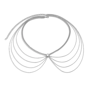 Détail d'une chaîne de taille argentée à franges en U avec fermoir mousqueton réglable