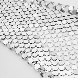 Detailweergave van onderling verbonden helder zilveren metalen pailletten in maliënkolder
