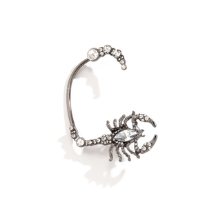 Λεπτομέρεια από ear cuff σκορπιό σε μαύρο μέταλλο με λαμπερά στραφταλίζοντα στρας