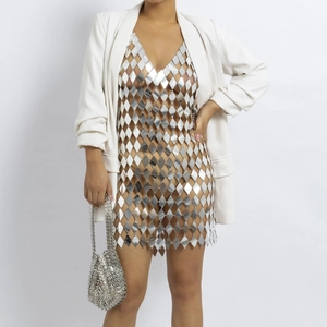 Robe chaîne de corps à paillettes argentées avec une veste blazer blanche chic
