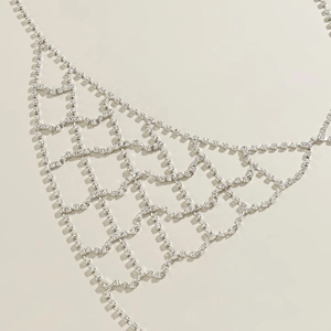 Chaîne de corps en strass argentés avec motif géométrique en résille pour maillot de bain