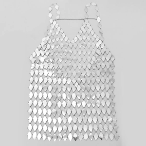 Haut de chaîne de corps à paillettes argentées avec plaques en métal en forme de losange