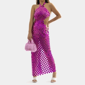 Detail van fuchsia metalen pailletten maxi-jurk met een open rug en uitgesneden ontwerp
