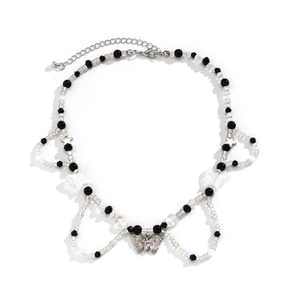 Collar de cuentas de varias capas con colgante de mariposa plateada y detalles de estrellas