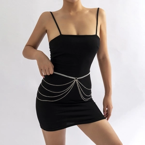 Chaîne de corps multicouche en métal argenté avec franges en cascade sur robe noire
