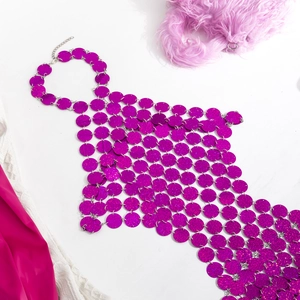 Detailopname van roze lovertjes haltertop met een glinsterende metalen afwerking