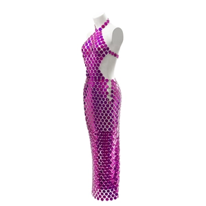 Detail van fuchsia metalen pailletten halterjurk met verfijnde lichaamsketting textuur