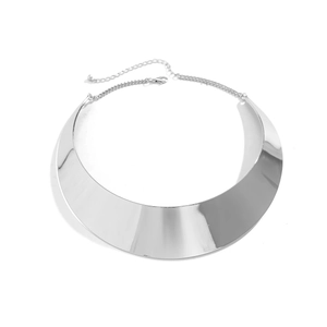 Detailansicht eines polierten silbernen Metall-Chokers mit verstellbarer Kette und Verschluss
