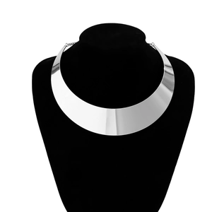 Nahaufnahme eines minimalistischen silbernen Metall-Chokers mit polierter Hochglanzoberfläche