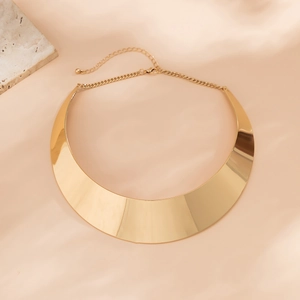 Detailansicht eines breiten goldenen Metall-Chokers mit verstellbarer Kette und Karabinerverschluss