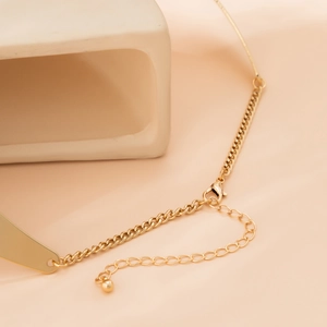 Detailansicht des Goldkarabinerverschlusses und der Verlängerungskette am Metall-Choker