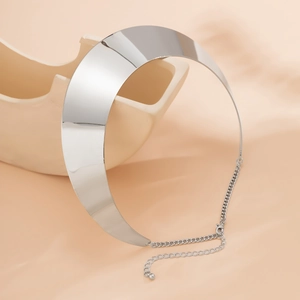 Detail der verstellbaren silbernen Gliederkette und Karabinerverschluss am Choker