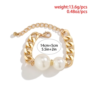 Detailansicht der goldenen Gliederkette mit weißen Perlen und verstellbarem Karabiner
