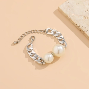 Nahaufnahme der polierten silbernen Punk-Choker-Kette mit zwei eleganten weißen Perlen