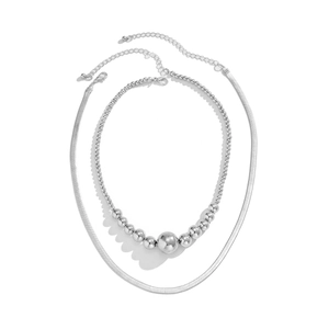 Detail van zilveren slangketting en kralenketting met gepolijste ronde kogel hanger